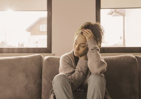 Frau reflektiert alte Glaubenssätze und emotionale Prägungen